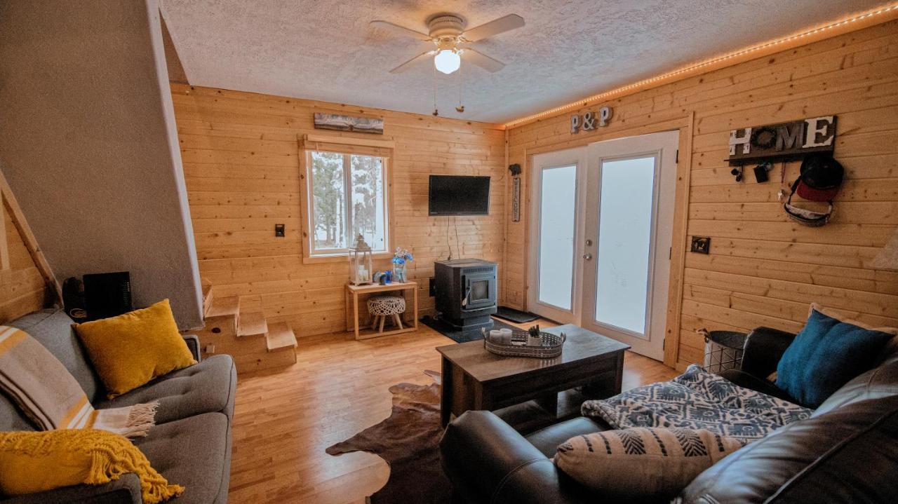 Charming Blue Farmhouse Cabin Duck Creek Village 외부 사진