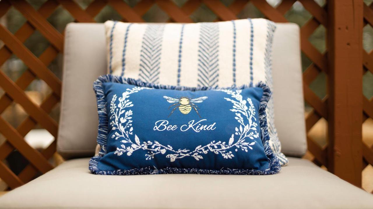 Charming Blue Farmhouse Cabin Duck Creek Village 외부 사진