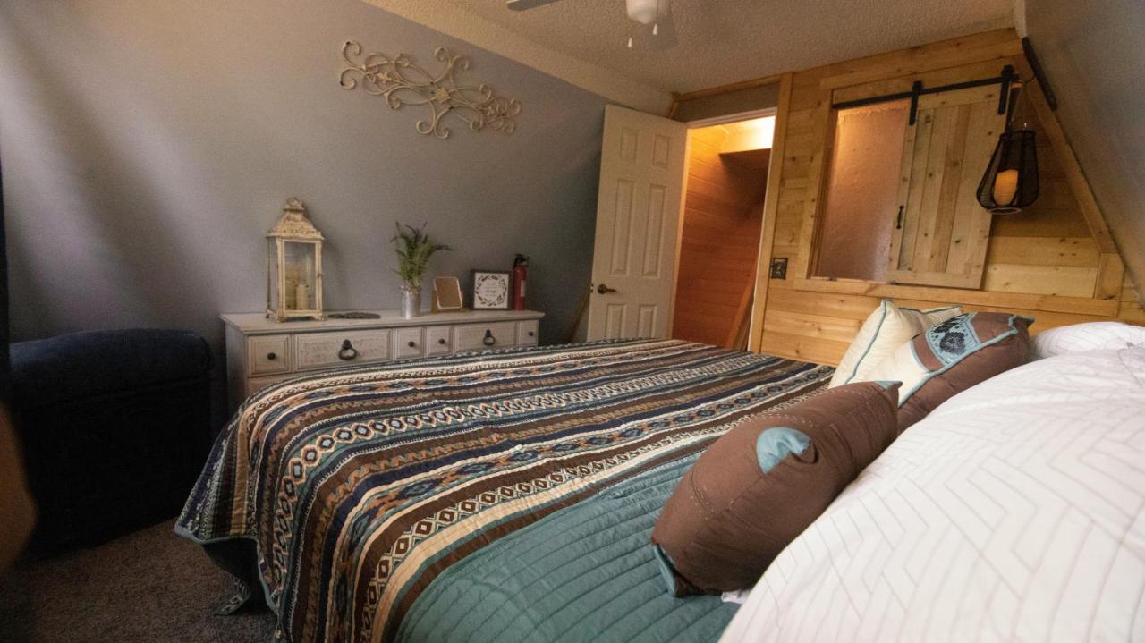 Charming Blue Farmhouse Cabin Duck Creek Village 외부 사진
